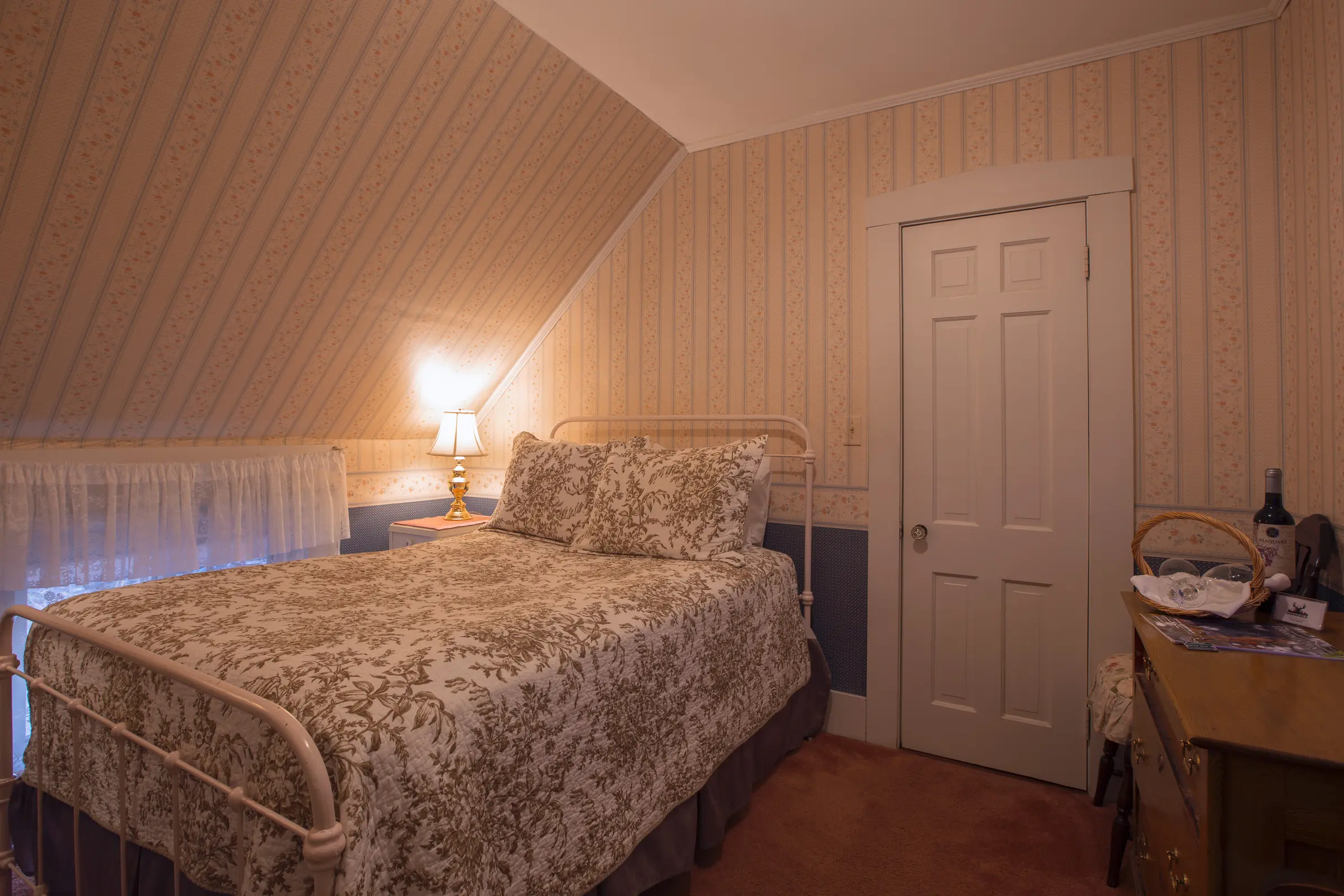 Budget Full Bed Room