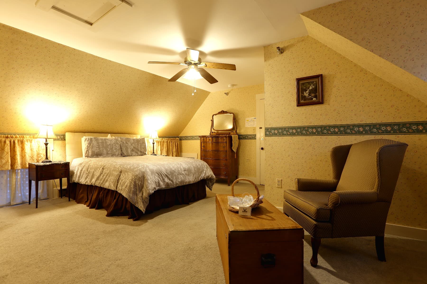 Deluxe Queen Room with Fireplace