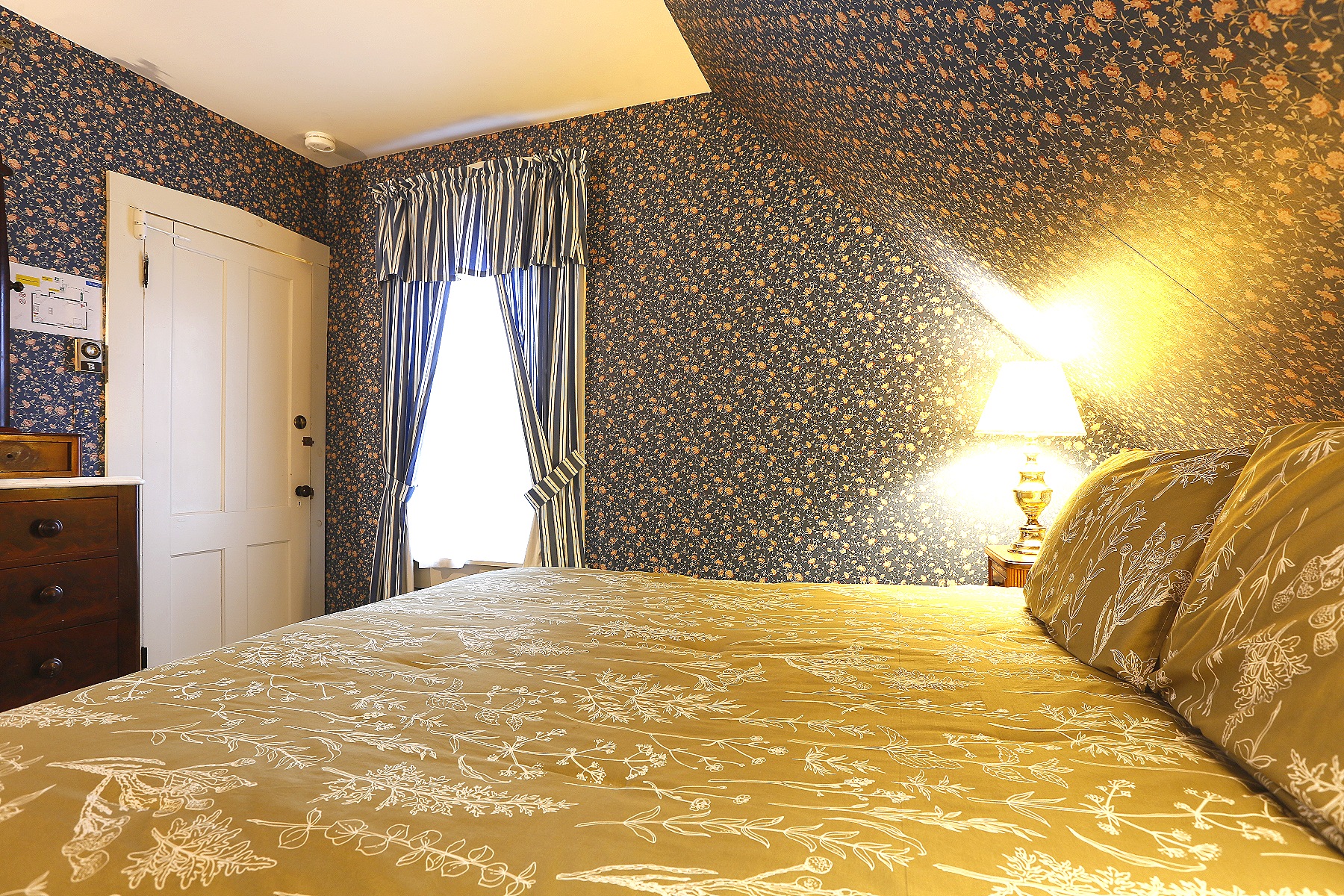 Deluxe Queen Room with Fireplace